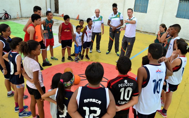 Os três profissionais do Sampaio Corrêa deram um aula básica para as crianças sobre conceitos do basquete (Paulo de Tarso/Sampaio Corrêa)