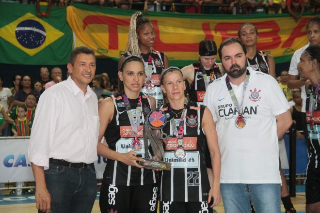 Melhor time da primeira fase, o Corinthians/Americana ficou com o vice-campeonato na LBF CAIXA 2015/2016 (Biaman Prado/LBF)