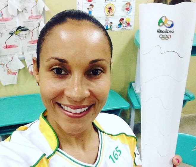 Dona de grande história no basquete brasileiro, Adriaininha teve a honra de ser uma das condutoras da Tocha Olímpica em Recife (Divulgação/Instagram)