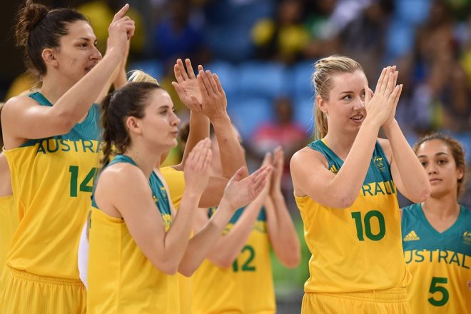 Com mais uma vitória, a Austrália fechou sua participação na fase de grupos com 100% de aproveitamento e com a liderança do Grupo A (Divulgação/FIBA)