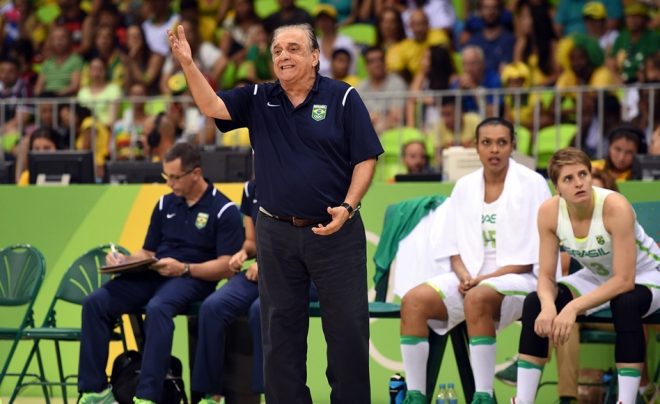 Barbosa, um dos grandes treinadores da história da Seleção Brasileira feminina, encerrou sua terceira passagem à frente do Brasil (Divulgação/FIBA)