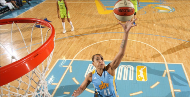 Érika de Souza mais uma vez saiu do banco para ajudar sua franquia a sair de quadra com vitória na WNBA (Divulgação/Getty Images)