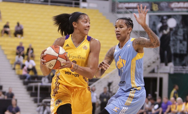 Em casa, o Los Angeles Sparks venceu e saiu na frente na série semifinal melhor de cinco jogos dos playoffs da WNBA (Divulgação/Getty Images)