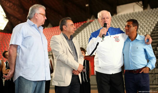 Ao lado de diretores do clube alvinegro, Wlamir Marques participou da cerimonia que o homenageou (Ricardo Moreira/Corinthians)