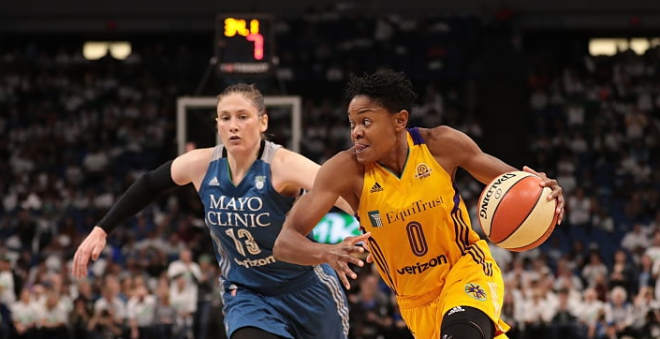 Mesmo fora de casa, Los Angeles Sparks levou a melhor no final e abriu 1-0 na série decisiva da 20ª edição da WNBA (Divulgação/Getty Images)