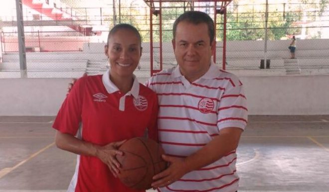 Após tantos anos no basquete, Adrianinha terá em 2016/2017 nova função no esporte da bola laranja (Raíza Araújo/Divulgação)