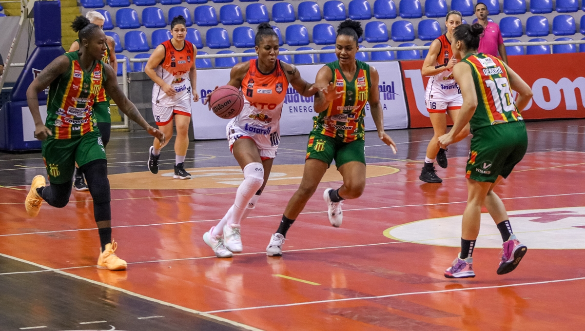 Blumenau e Sampaio Basquete avançam e estão nas semis da LBF