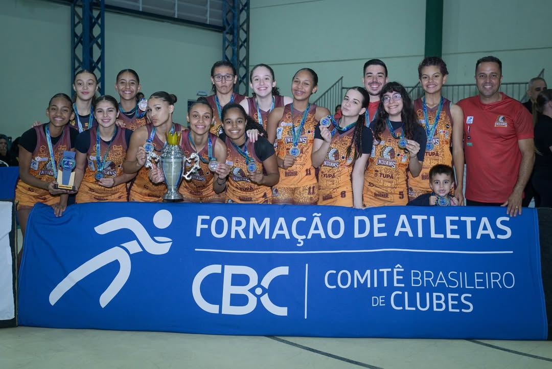 Atletas e comissão técnica do time Tupã, campeão do CBI u15 feminino