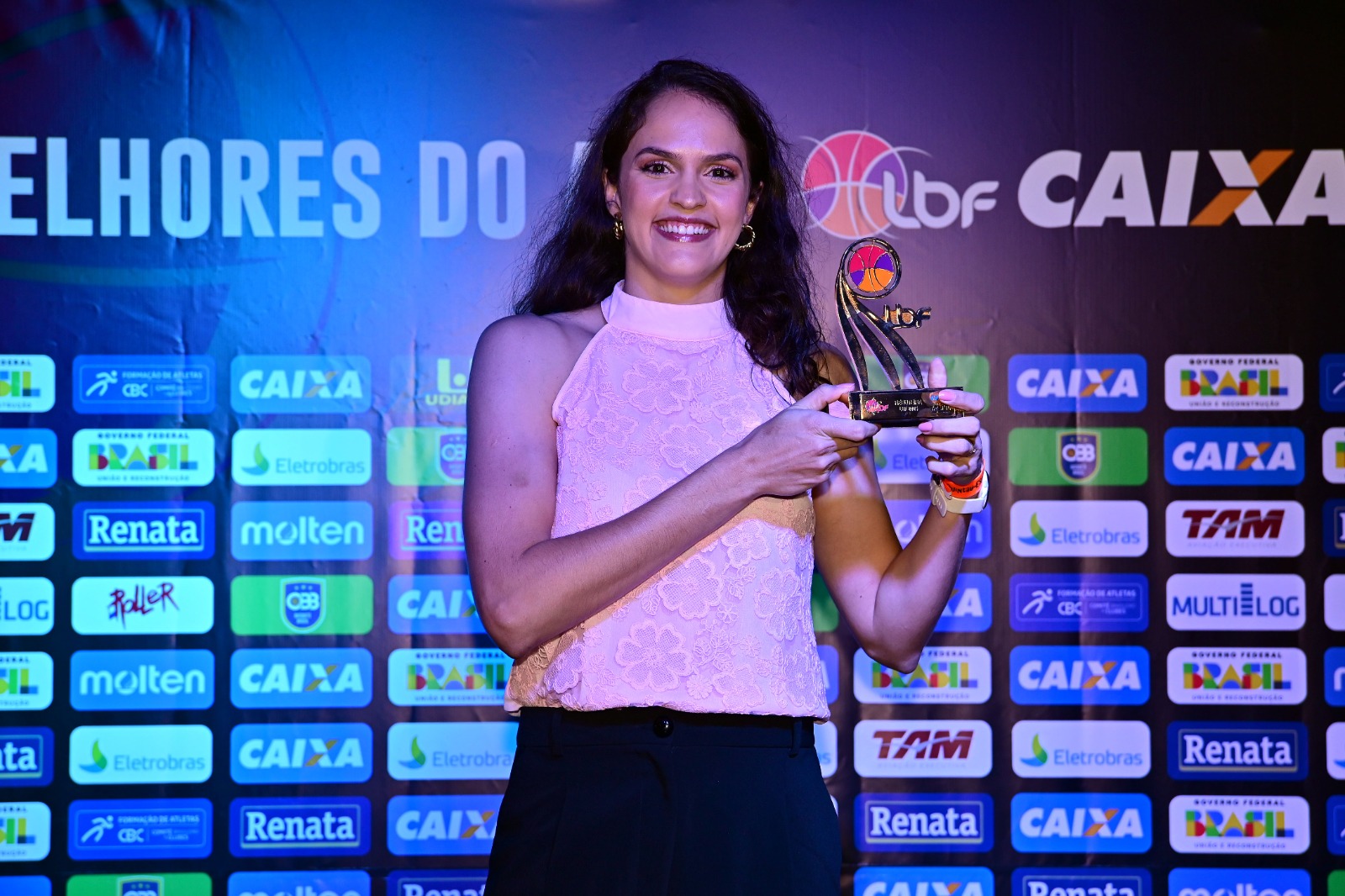 Iza Sangali segura sua premiação da LBF Caixa 2025