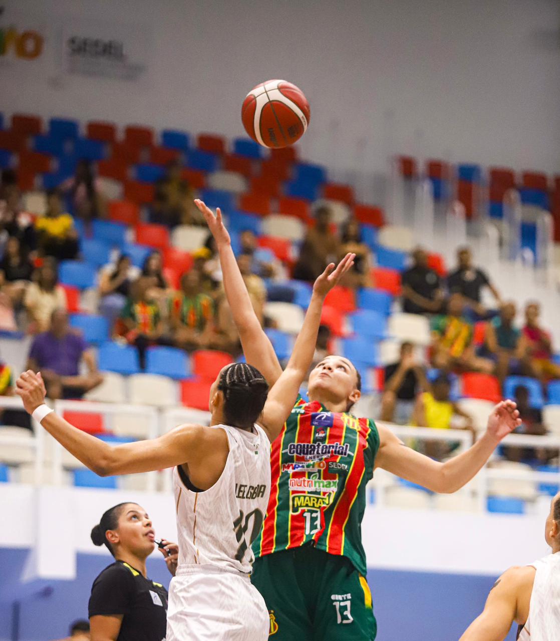 Subida de bola no jogo de abertura LBF 2025 entre Sampaio Correa e Cerrado 