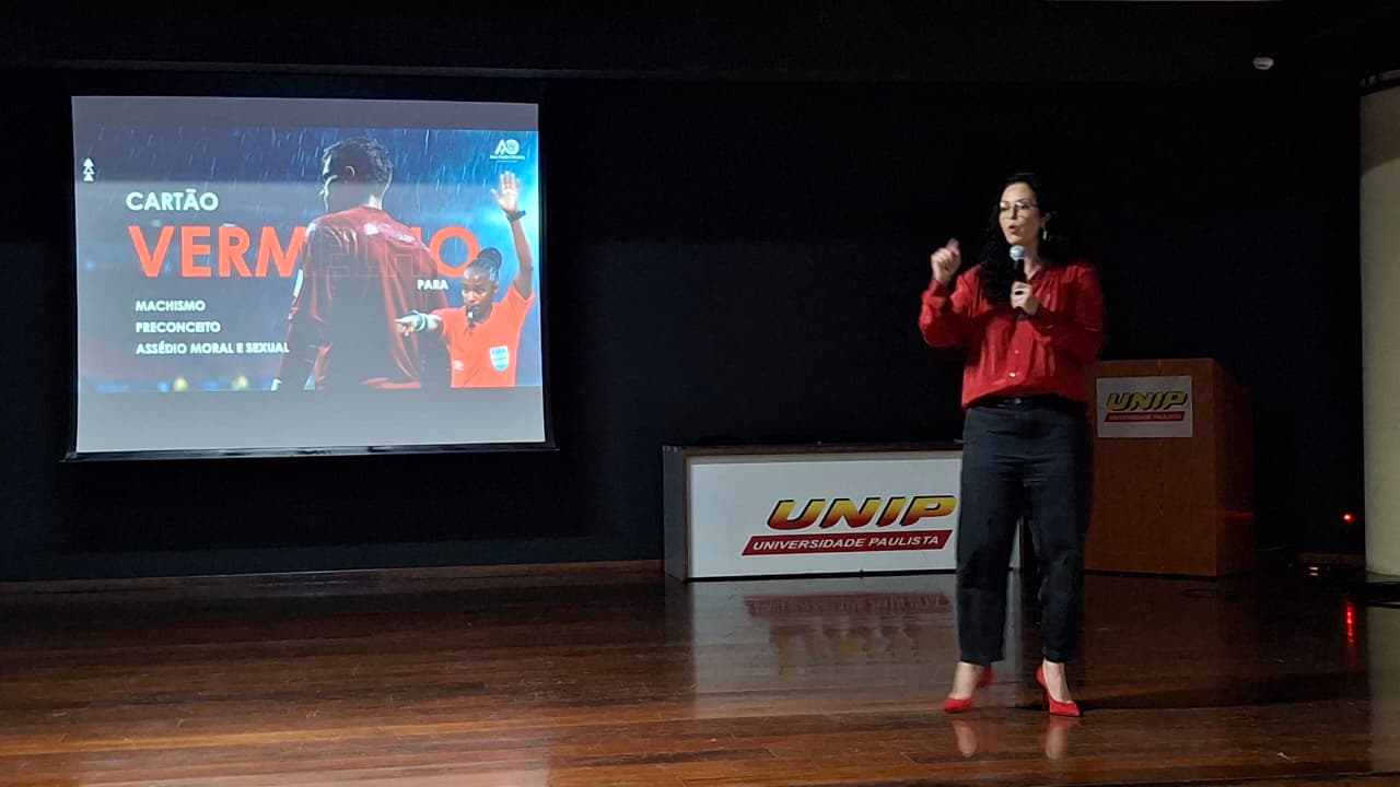 Ana Paula Oliveira, arbitra renomada no brasil, em palestra magna para a LBF. 