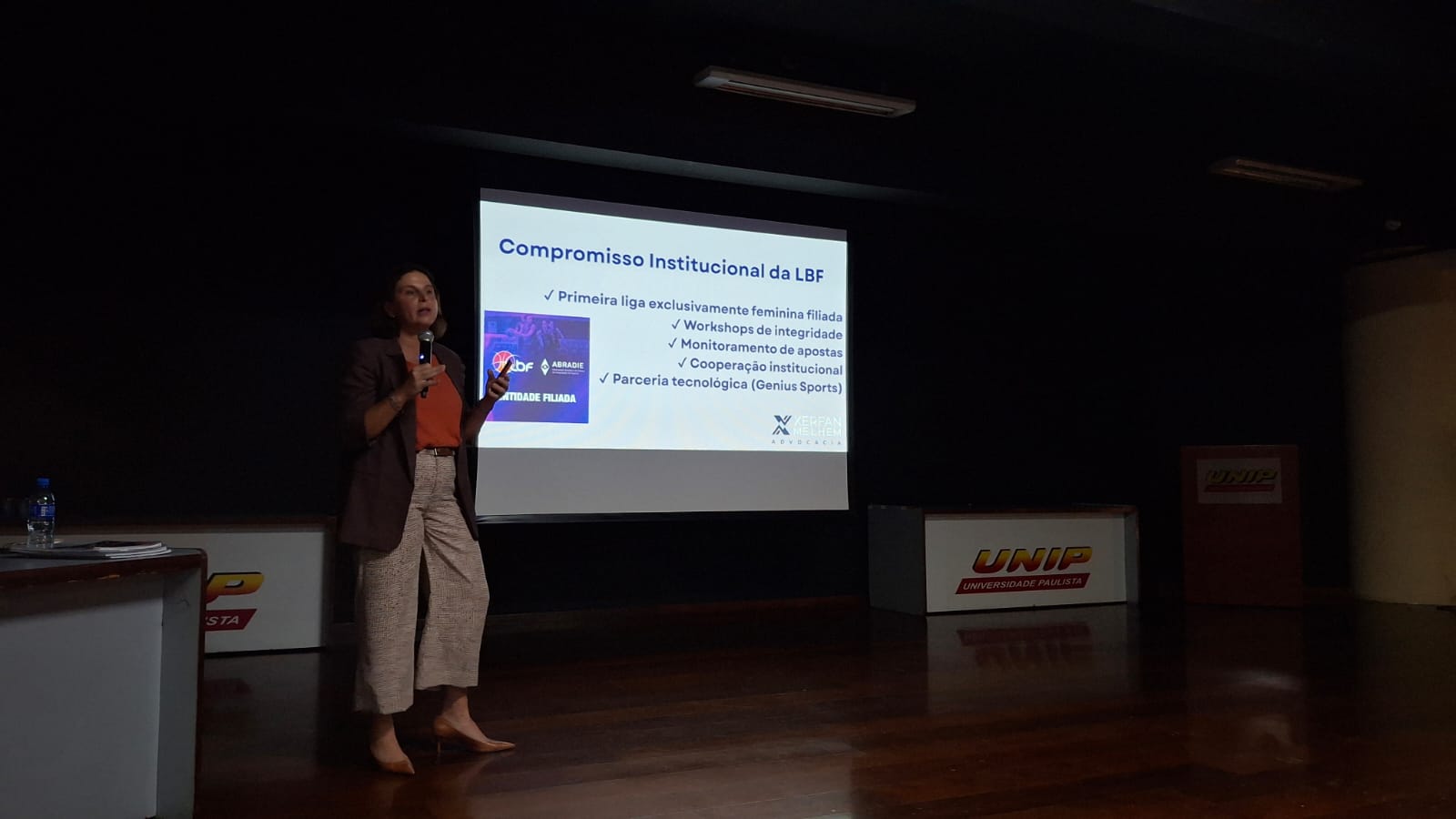 Thais Xerfam Melhem em palestra para a LBF 