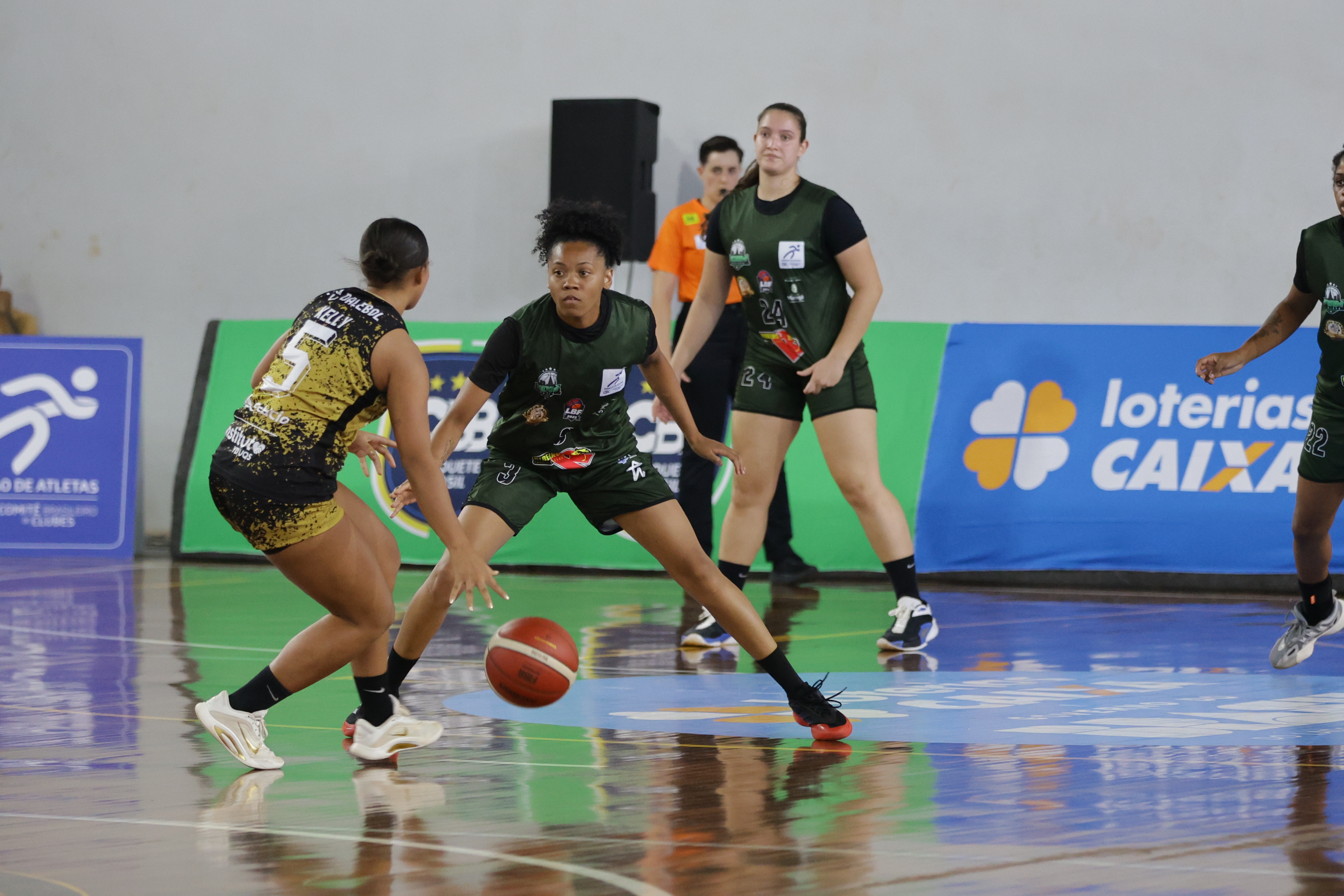 Jogadoras do Sodiê Mesquita e ADRM Maringá se enfrentando em quadra. 