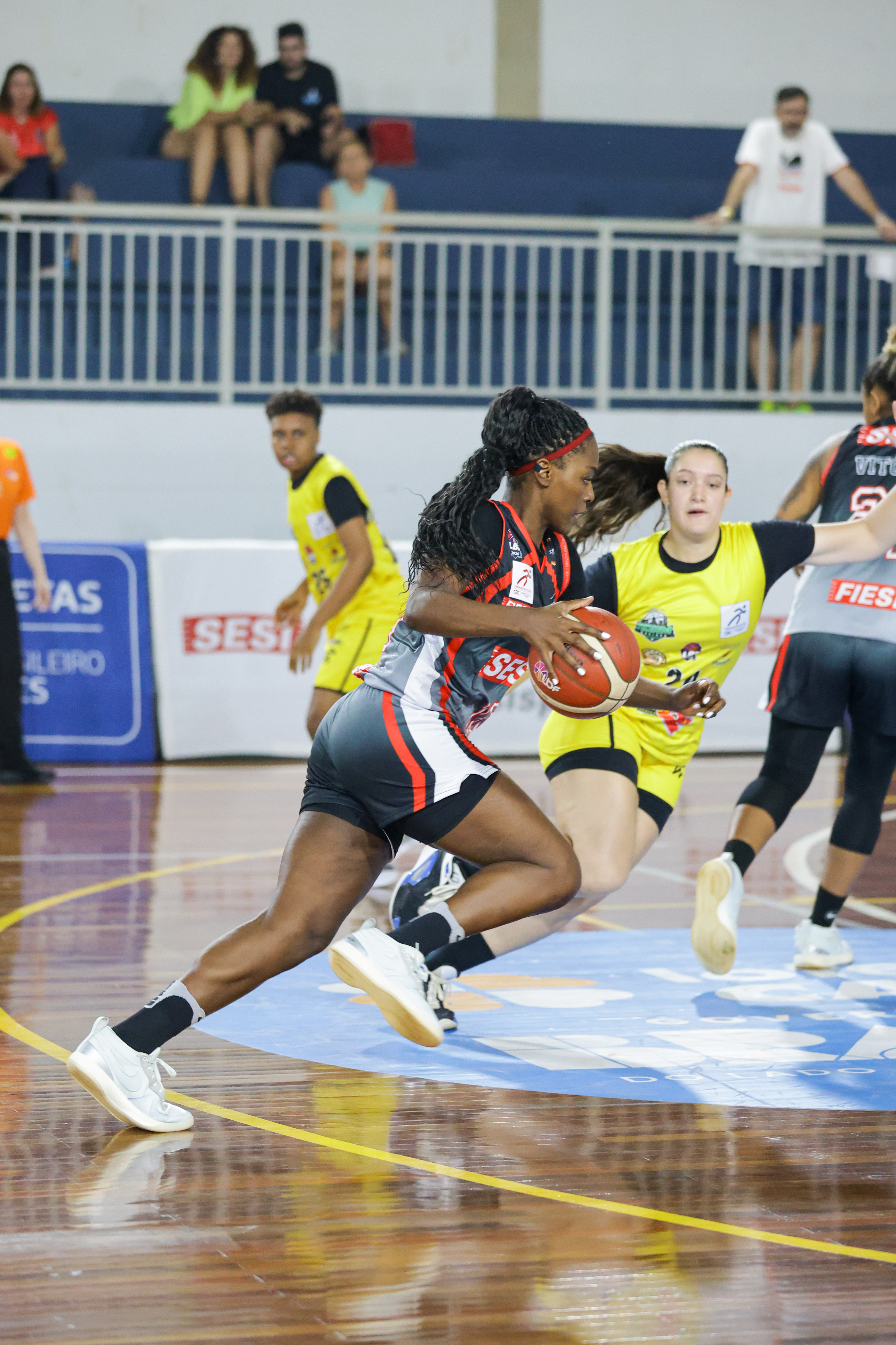 Momento da partida SESI Araraquara x ADRM Maringá LBF LOTERIAS CAIXA 2026