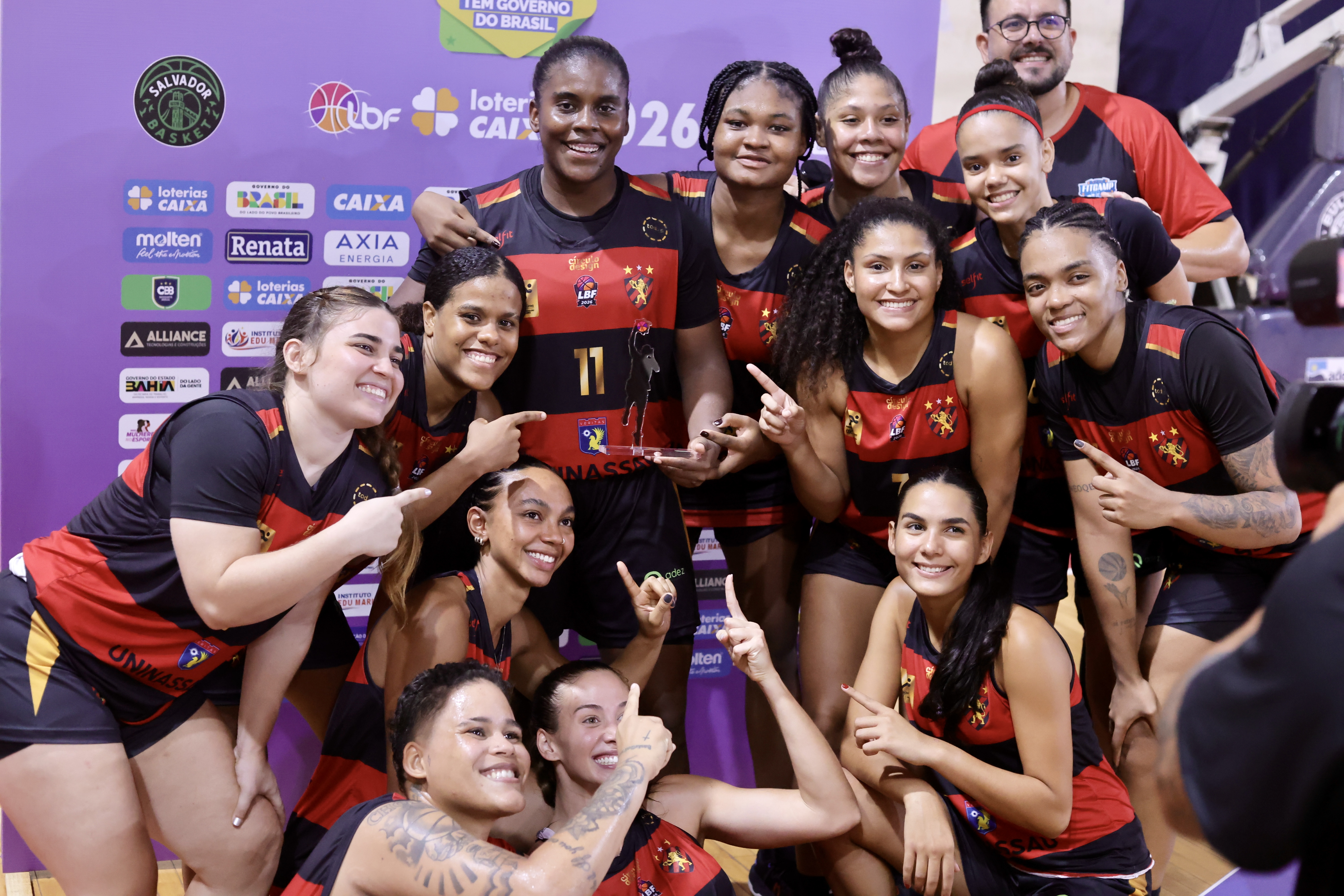Jogadoras celebram o MVP de Mayara Leoncio. 