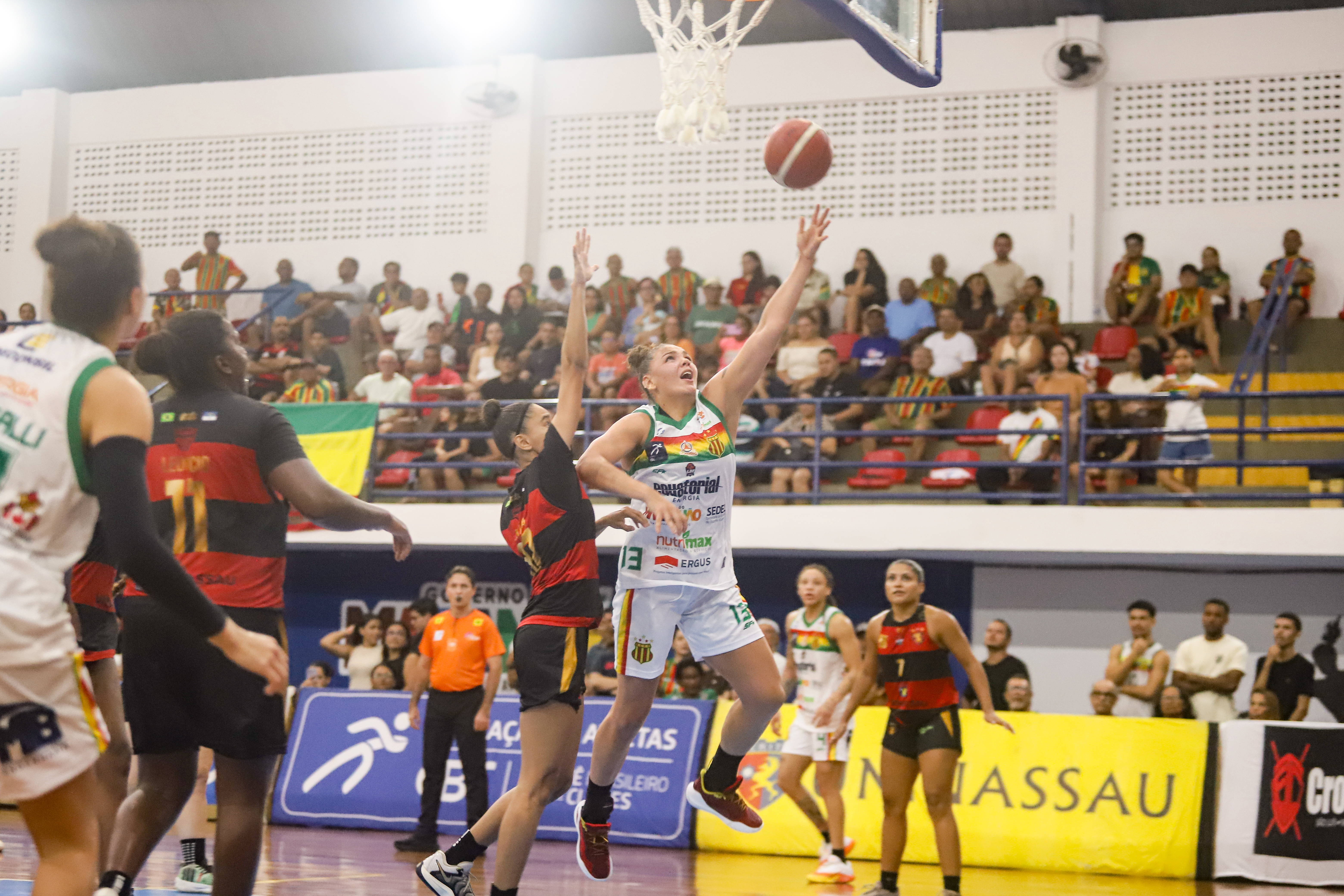 Gabi Guimarães, atleta do Sampaio Basquete fazendo uma bandeja 