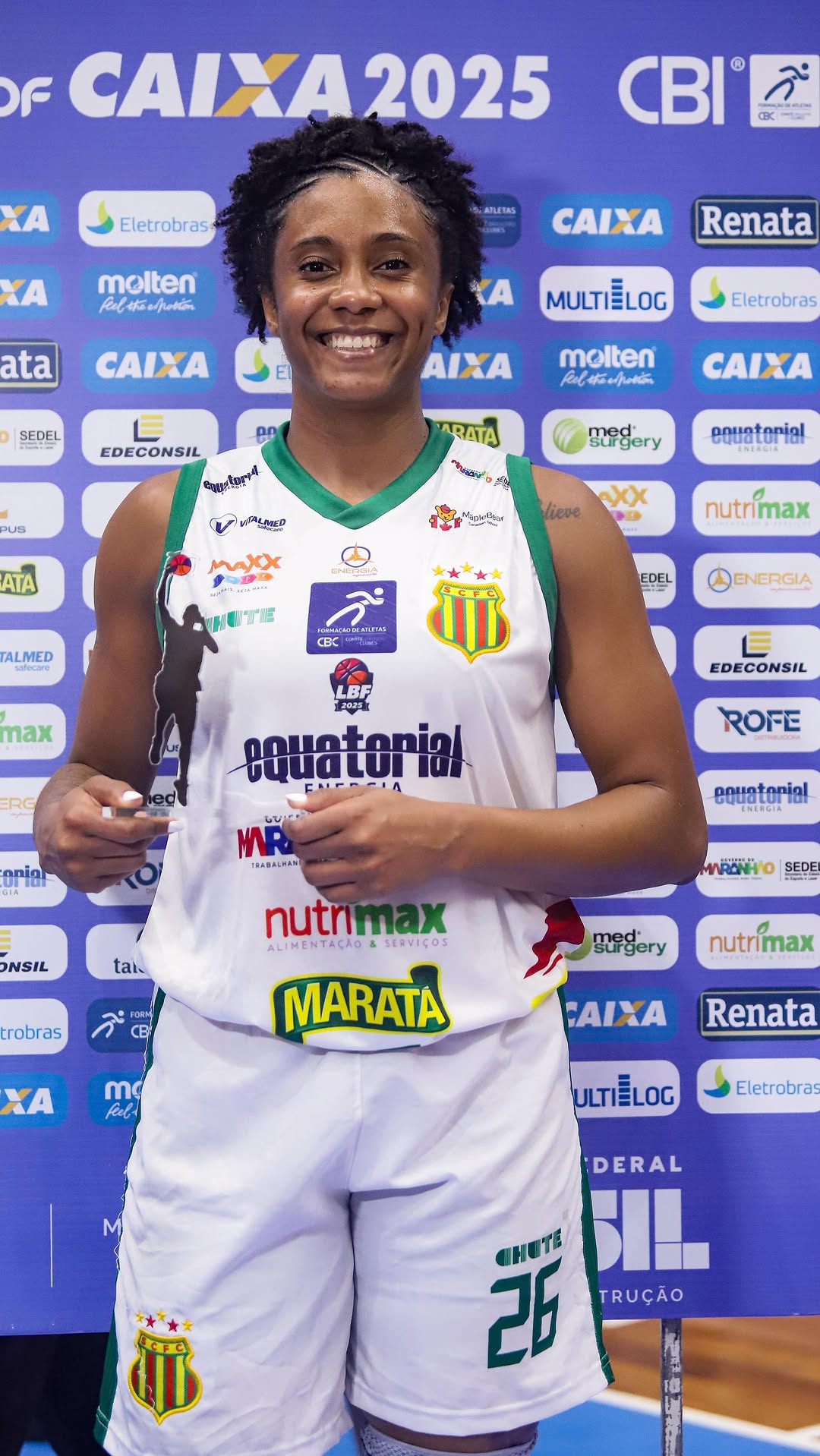 Thayná Silva recebendo o troféu MVP na LBF Caixa 2025. 
