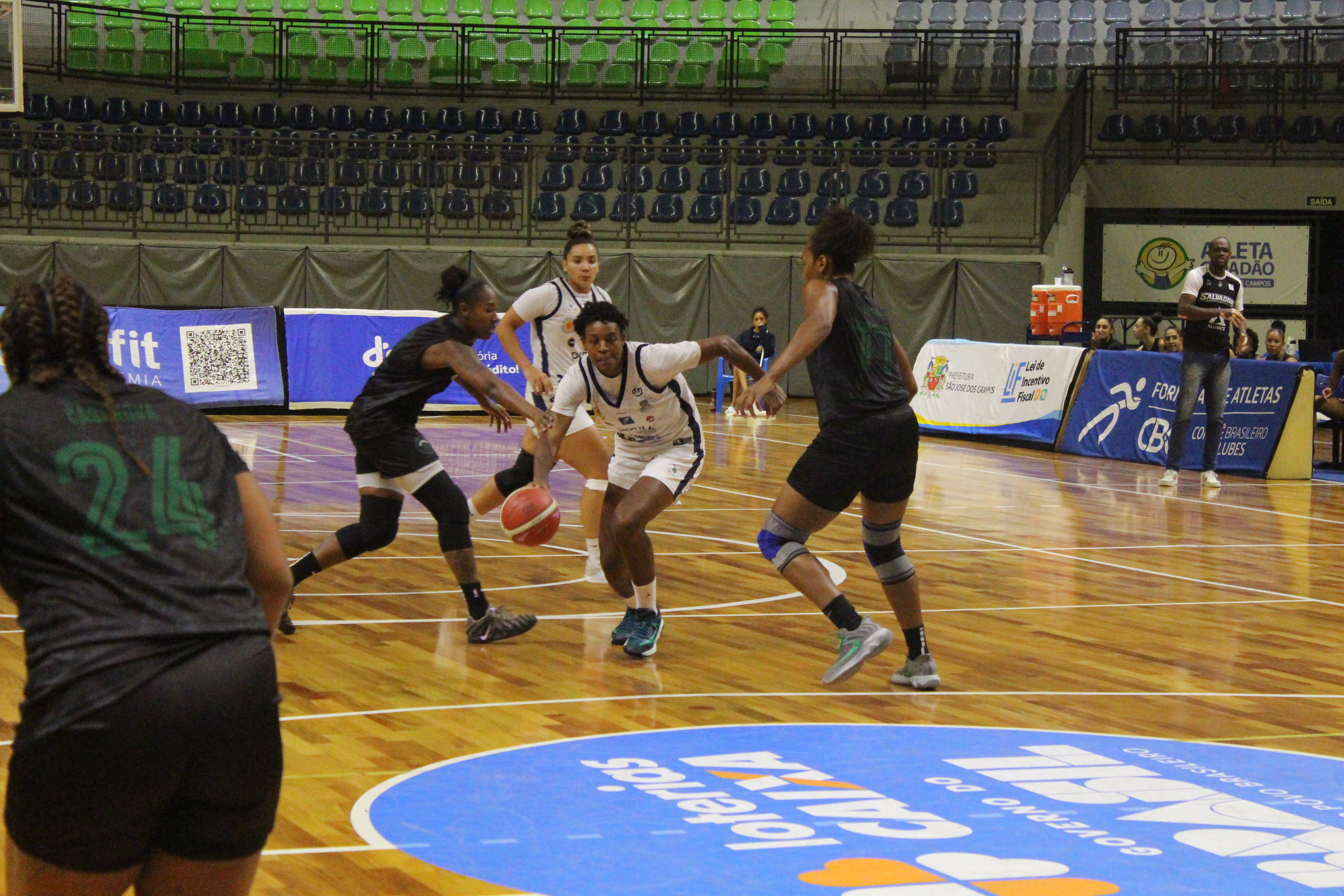 Ju Souza, atleta do PONTZ São José driblando a bola na LBF Loterias Caixa