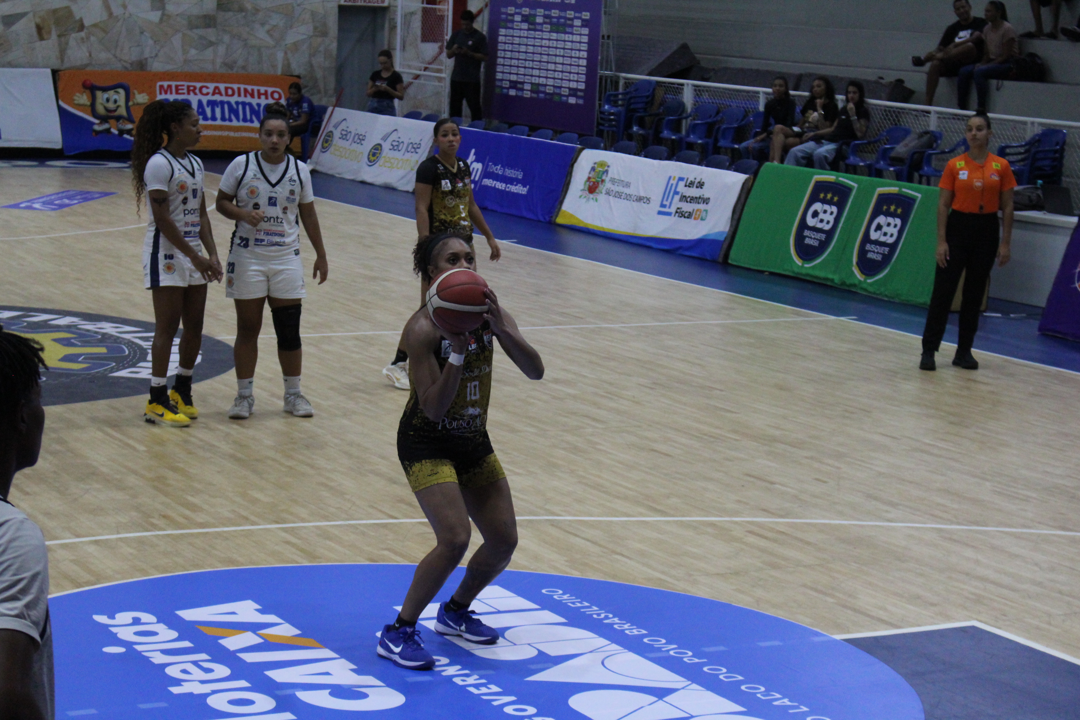 Connie Clark, ala norte-america do Sodiê Mesquita conquista terceiro MVP do time na temporada